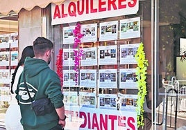 Dos jóvenes mirando pisos en alquiler.