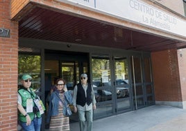 Dos personas salen del centro de salud de La Alamedilla.