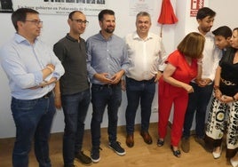 El hasta ahora secretario de Organización del PSOE, rodeado de cargos públicos socialistas.