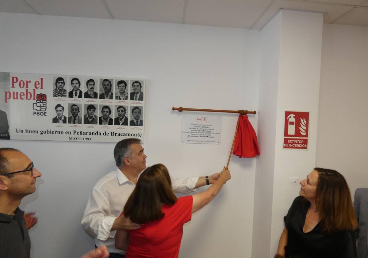 Imagen de la inauguración de la placa en la sede del PSOE de Peñaranda de Bracamonte.