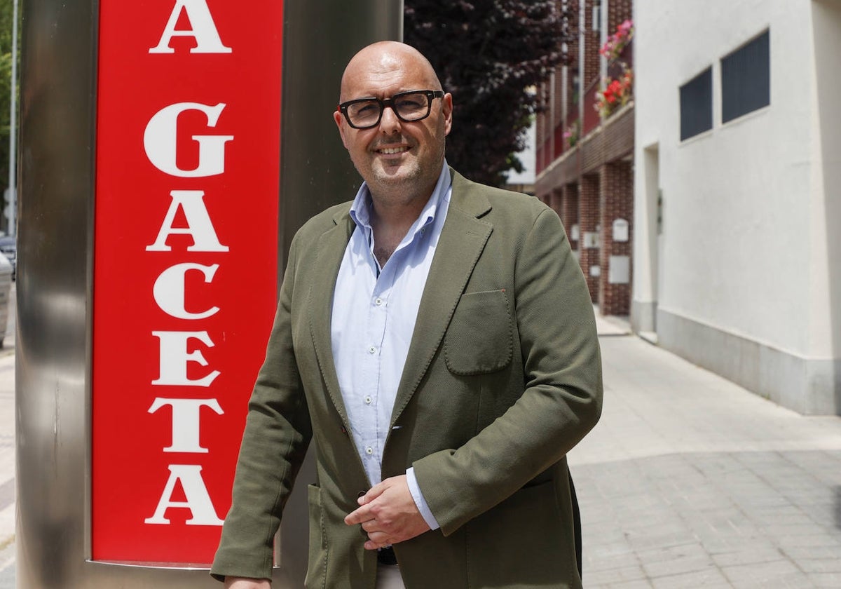 David Alonso Mata a las puertas de la redacción de LA GACETA.