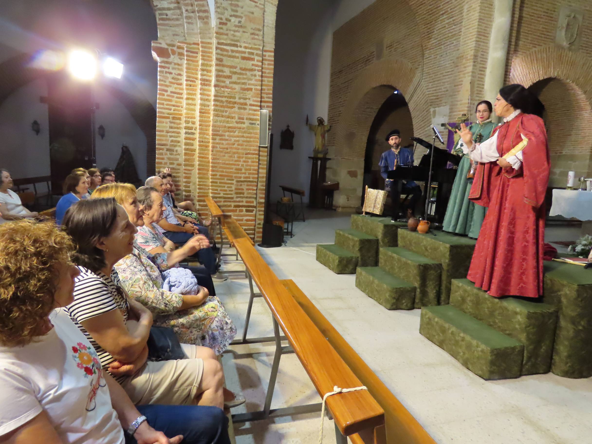 ‘Arcos y Ecos’ llena de vida escénica el templo mudéjar de Paradinas