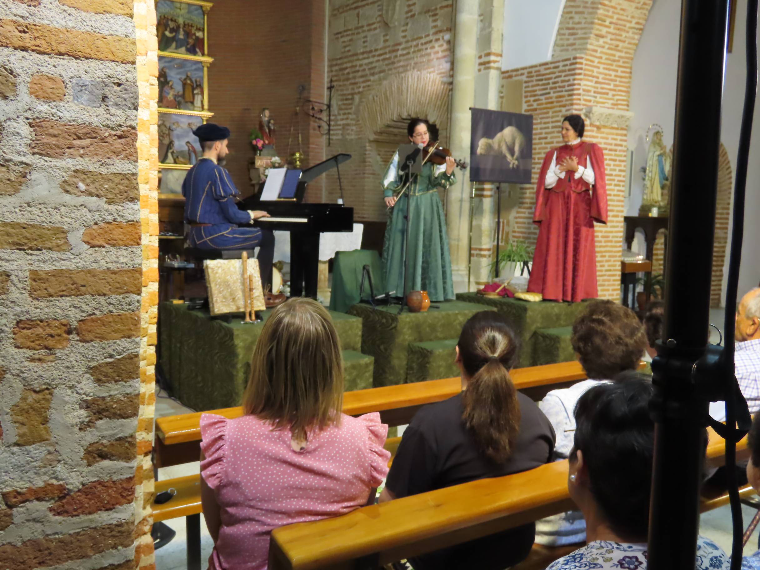 ‘Arcos y Ecos’ llena de vida escénica el templo mudéjar de Paradinas