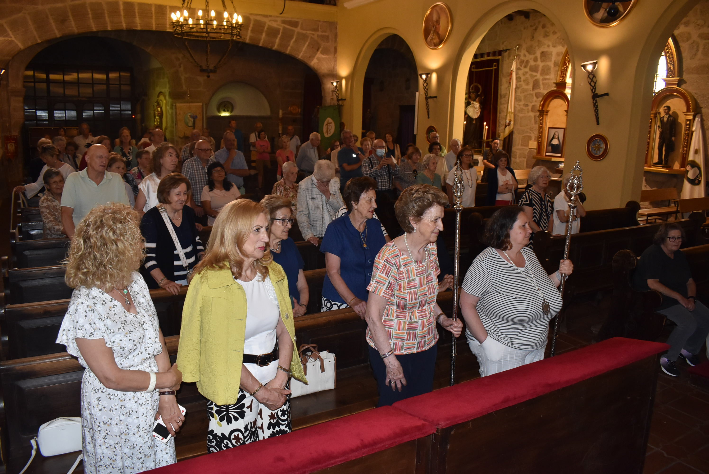 Fieles a San Antonio en una fiesta con reparto de panes en Béjar