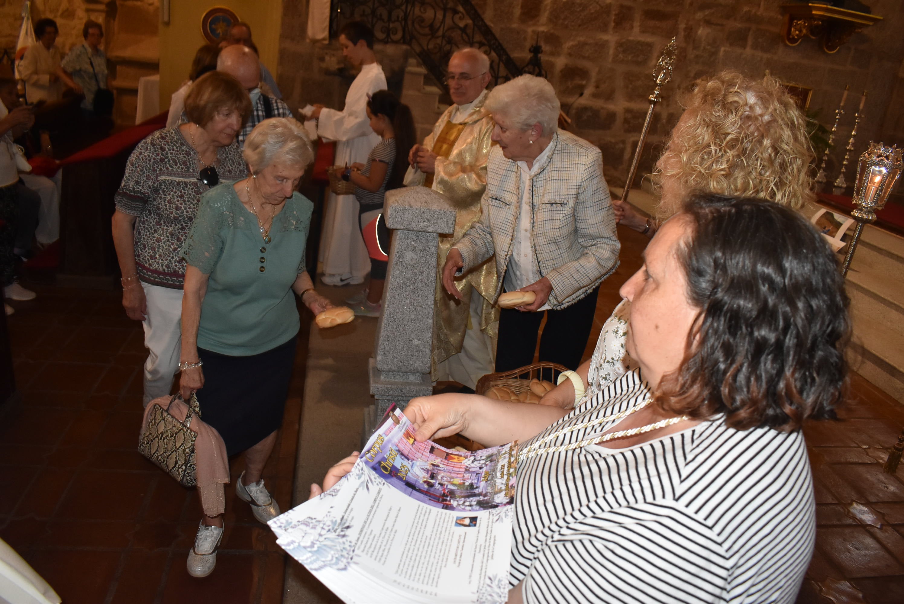 Fieles a San Antonio en una fiesta con reparto de panes en Béjar