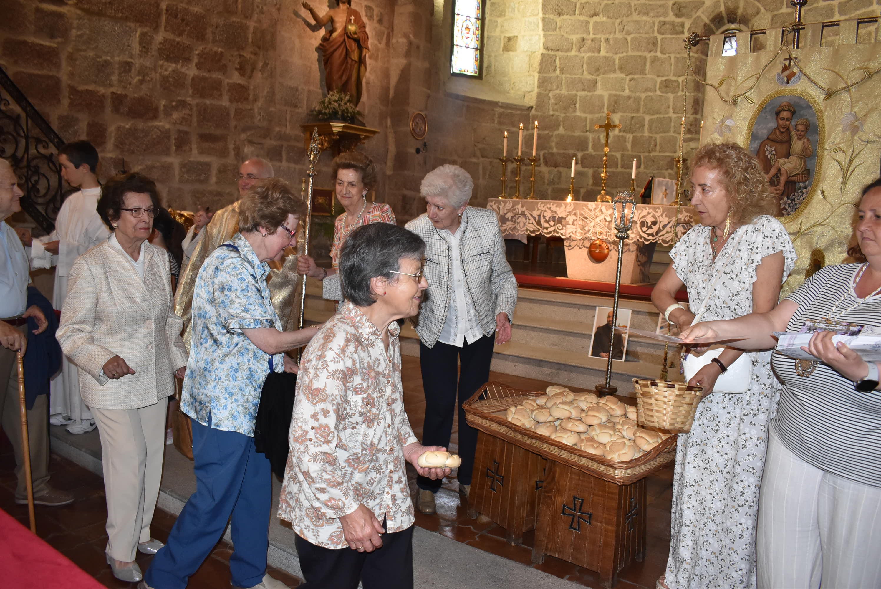 Fieles a San Antonio en una fiesta con reparto de panes en Béjar