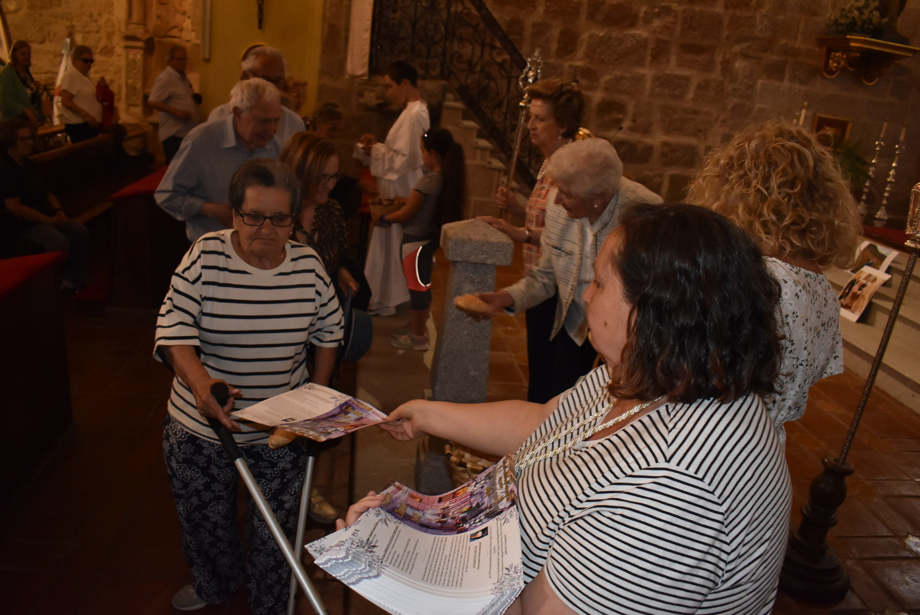 Fieles a San Antonio en una fiesta con reparto de panes en Béjar