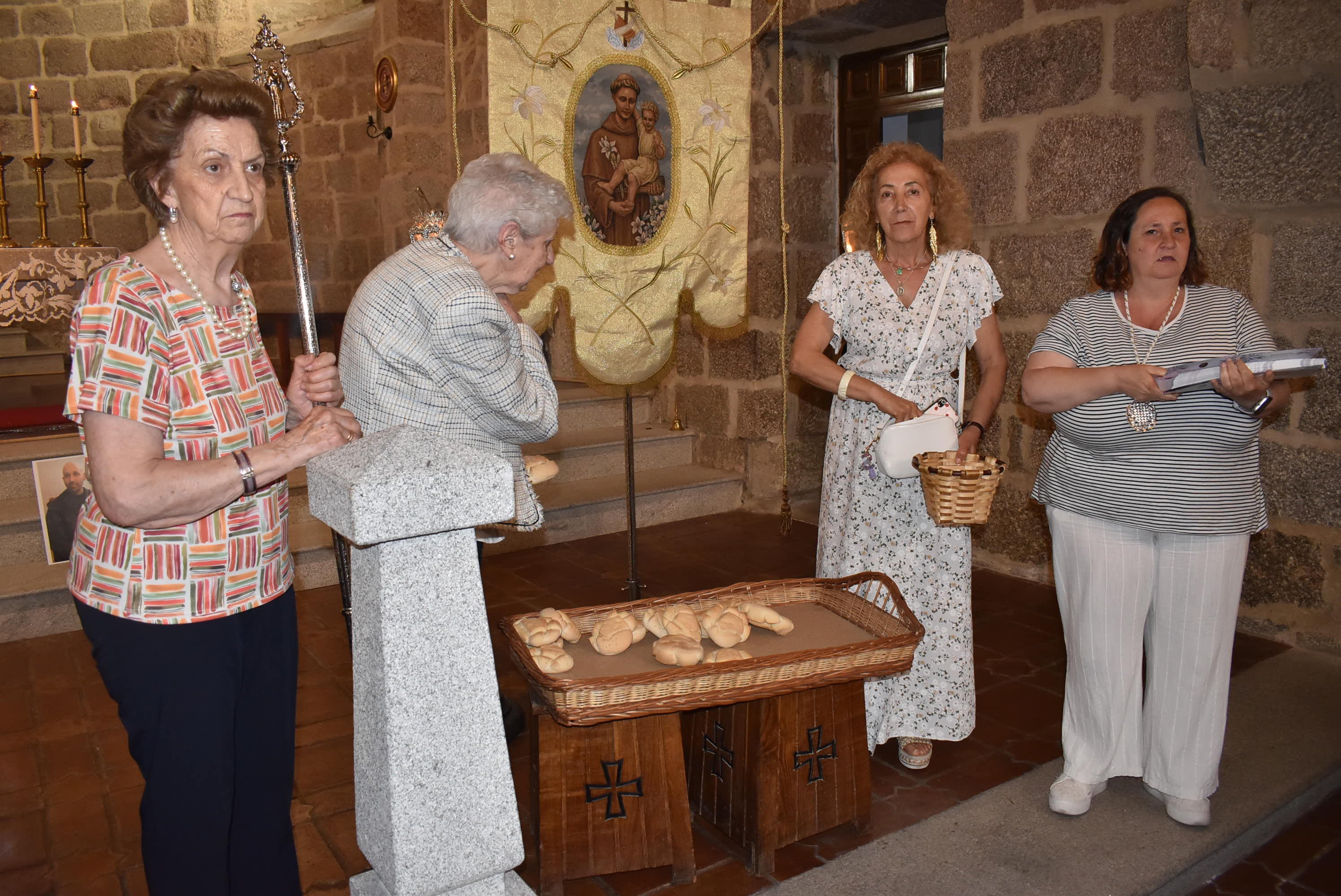 Fieles a San Antonio en una fiesta con reparto de panes en Béjar