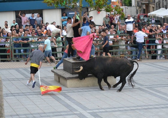 'Músico' persigue a un mozo durante el encierro.