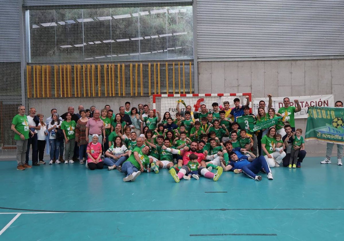 Los aficionados del Albense, junto al equipo, celebran el triunfo en la primera ronda del playoff de ascenso a 2ª División en Pontevedra.