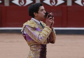 Marco Pérez, con las dos orejas de Despertador, el sexto de García Jiménez.
