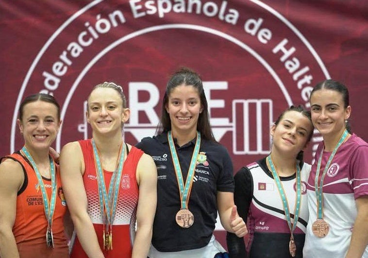 Marta García Rincón, segunda por la izquierda, portando los tres oros tras el Campeonato de España Absoluto en Zaragoza.