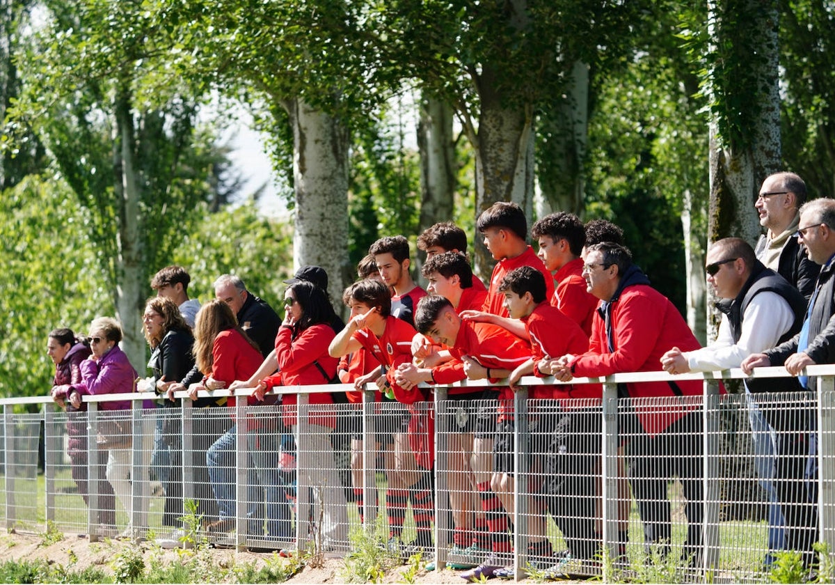 Mayores y pequeños del Salamanca Rugby Club disfrutan de un partido La Aldehuela esta temporada.
