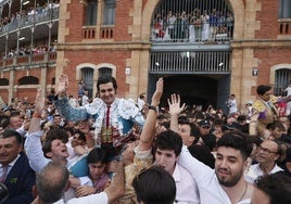 Imagen de la salida a hombros de Marco Pérez y Morante en La Glorieta.