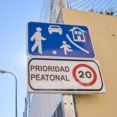 Una señal de tráfico indica la presencia de una zona peatonal y la obligatoriedad de circular a 20 kilómetros por hora en las inmediaciones de un colegio público.