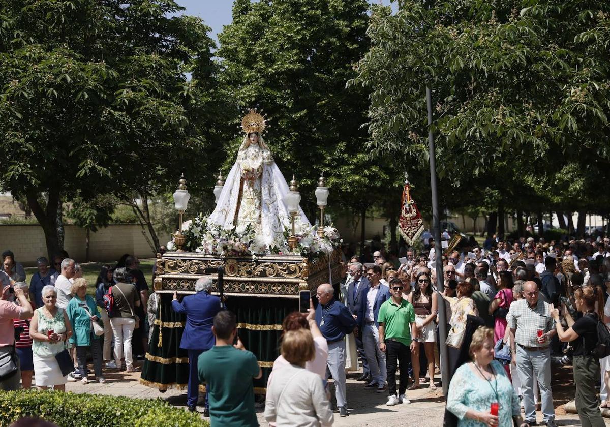 Tejares rinde homenaje a su virgen