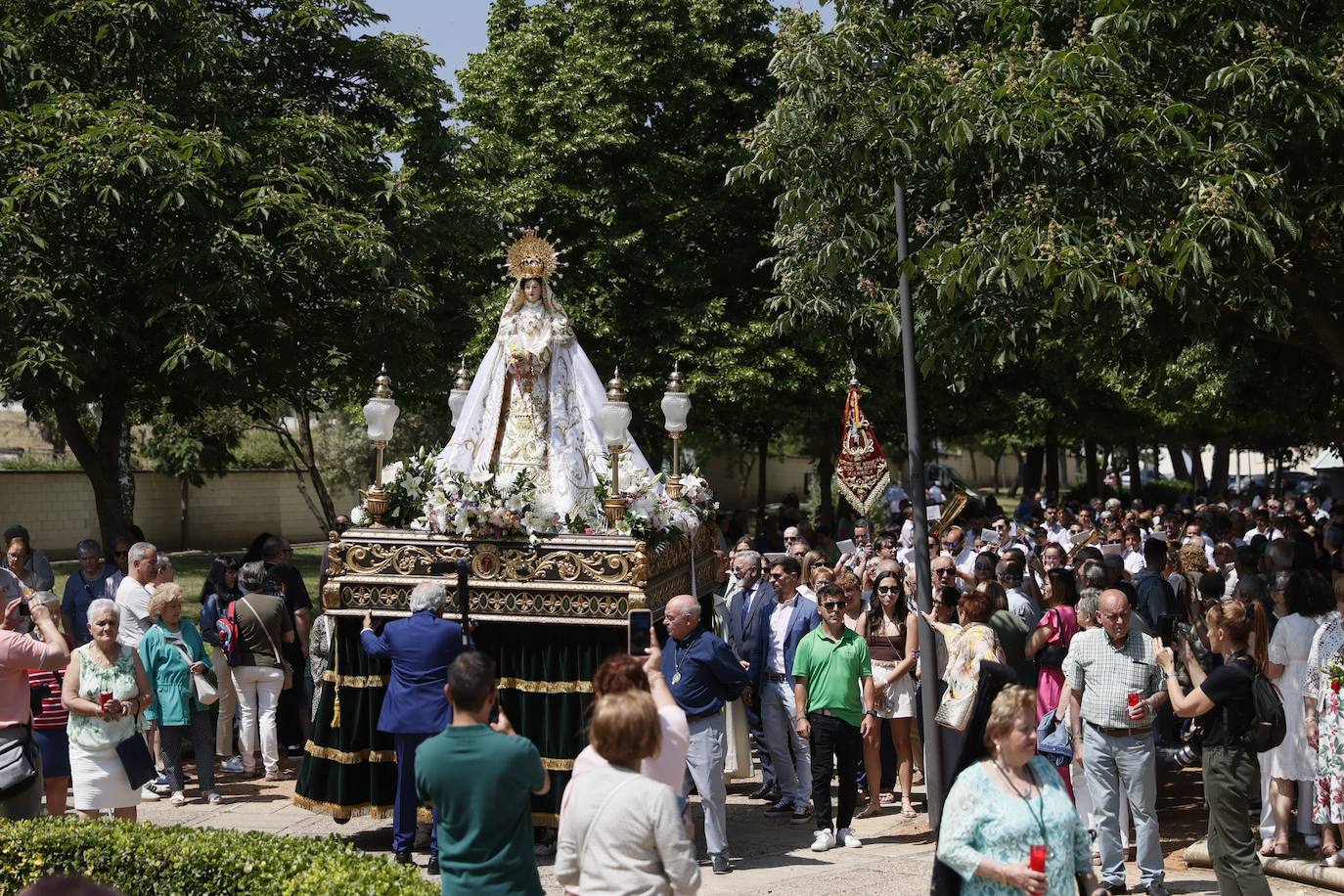 Tejares rinde homenaje a su virgen