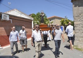 Fieles con San Antonio por las calles de Malpartida