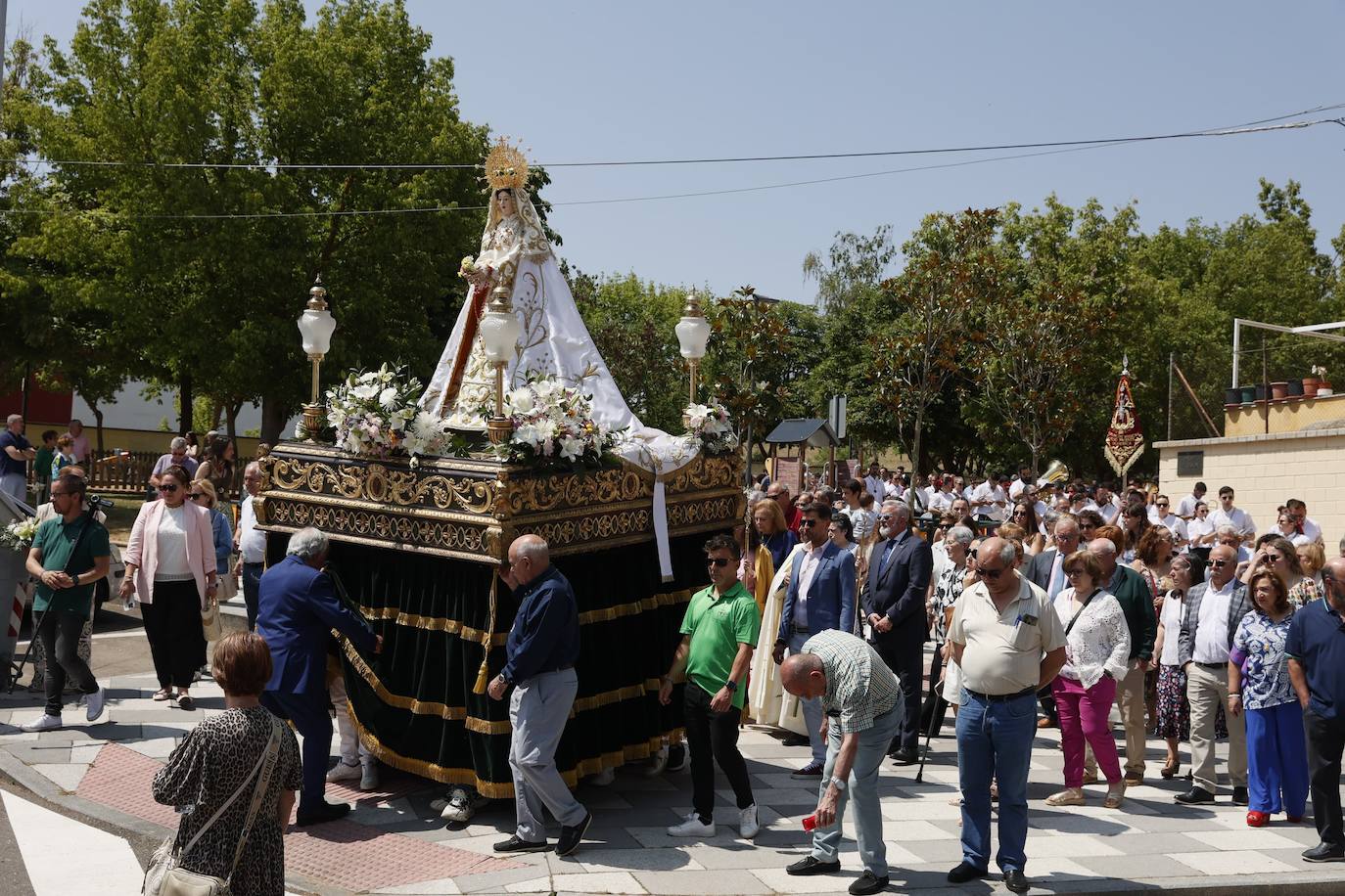 Tejares rinde homenaje a su virgen