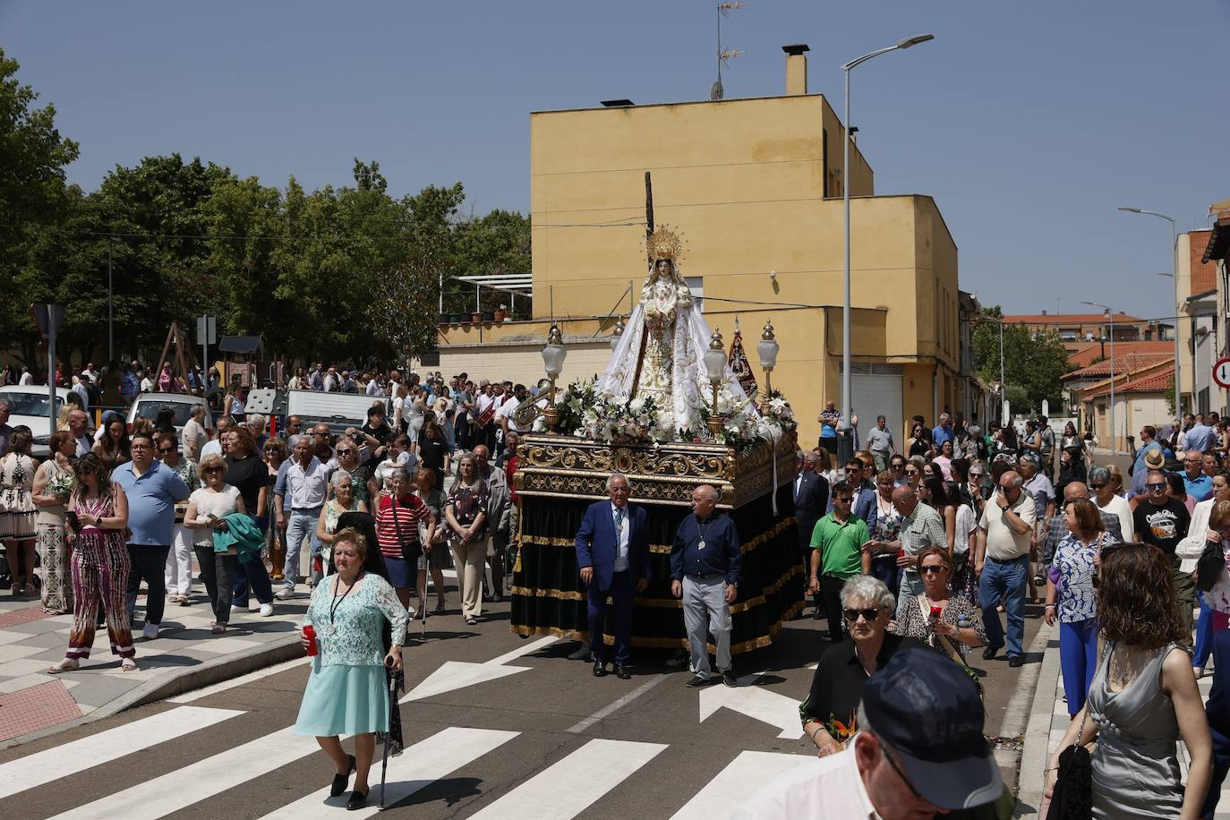 Tejares rinde homenaje a su virgen