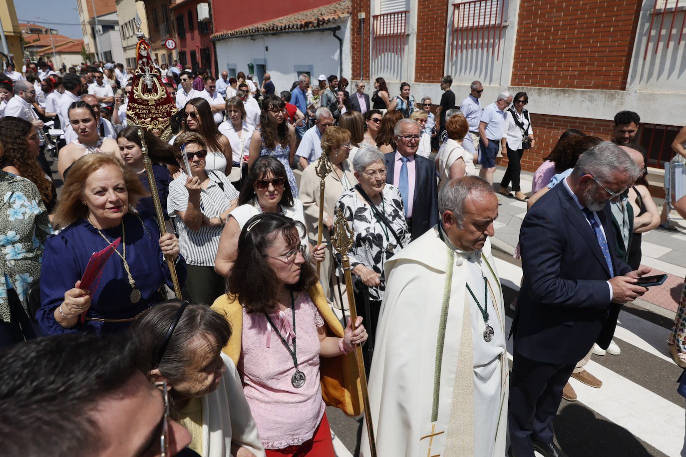 Tejares rinde homenaje a su virgen