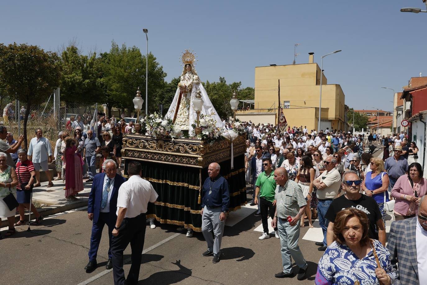 Tejares rinde homenaje a su virgen