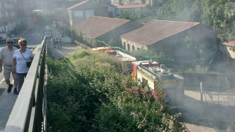 Imagen de la humareda provocada por el fuego en La Aliseda.