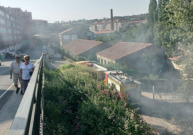 Imagen de la humareda provocada por el fuego en La Aliseda.
