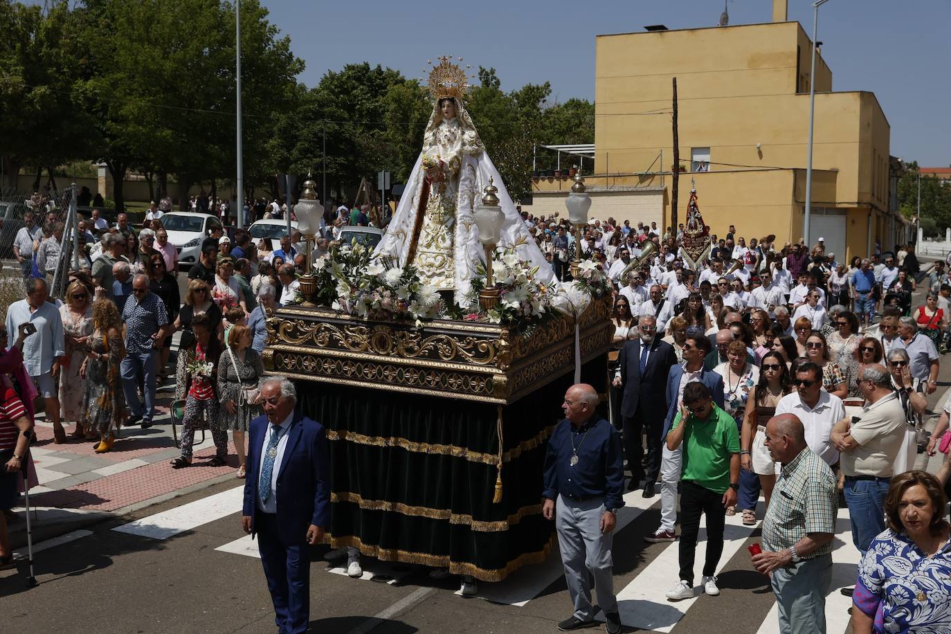 Tejares rinde homenaje a su virgen