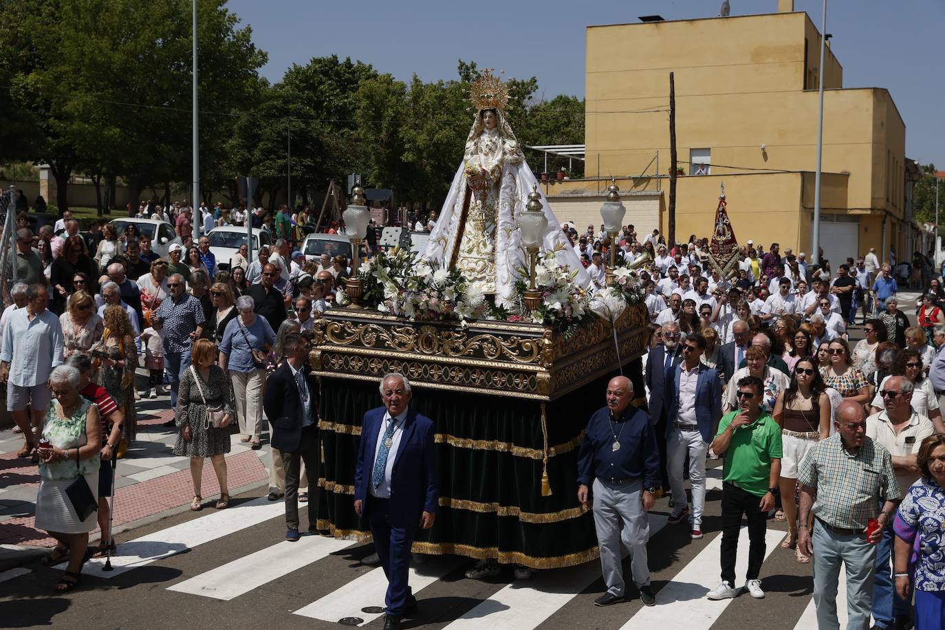 Tejares rinde homenaje a su virgen