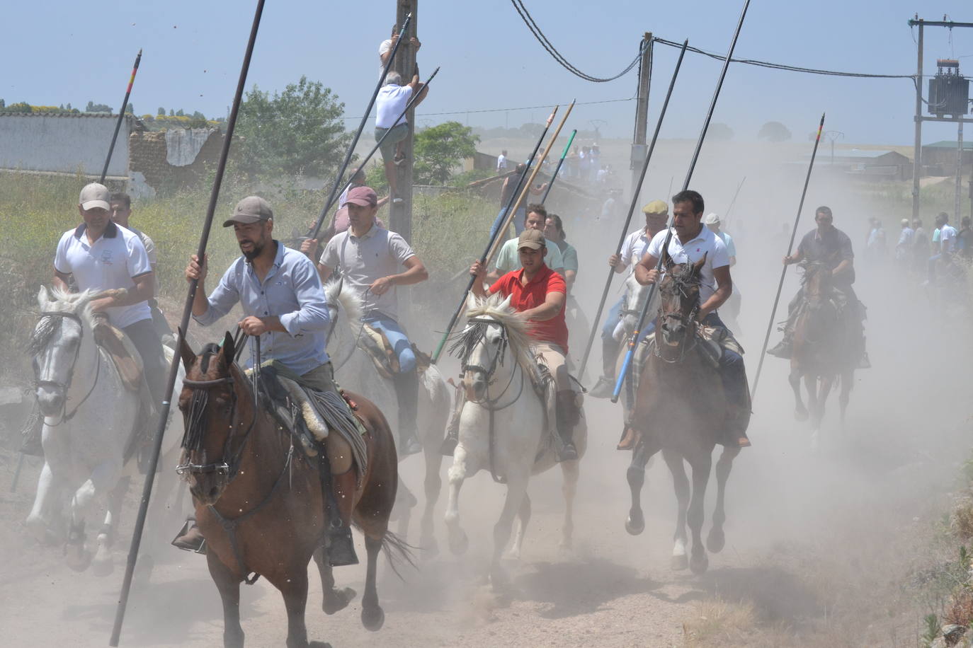 Vibrante encierro a caballo en Martín de Yeltes