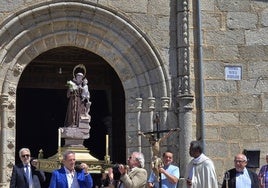 Momento de la salida de la imagen de San Antonio en procesión.