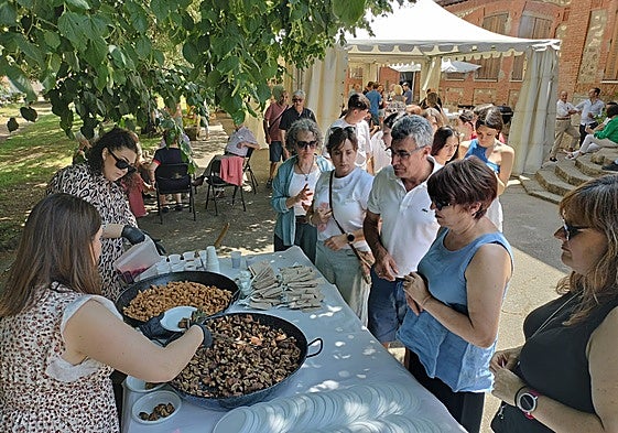 Momento del reparto de productos chacineros en el parque municipal de Candelario.