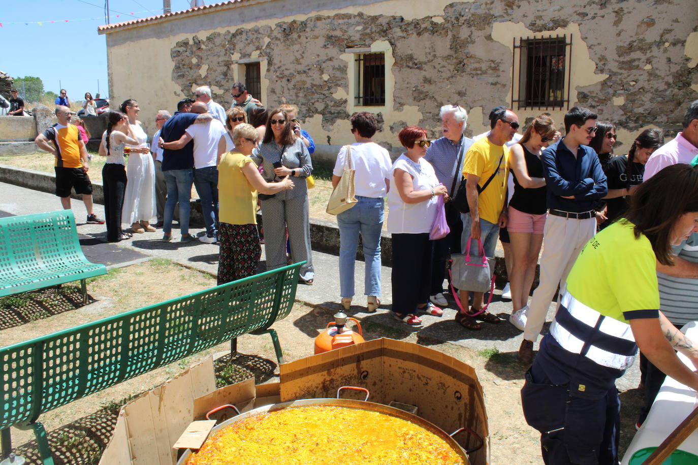 Los vecinos de La Tala disfrutan de la comida de las fiestas