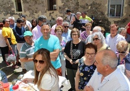 Los vecinos, congregados para recoger su plato de comida.