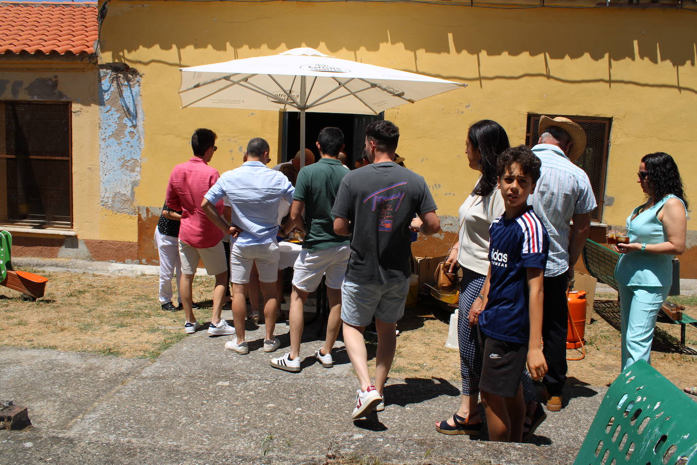 Los vecinos de La Tala disfrutan de la comida de las fiestas