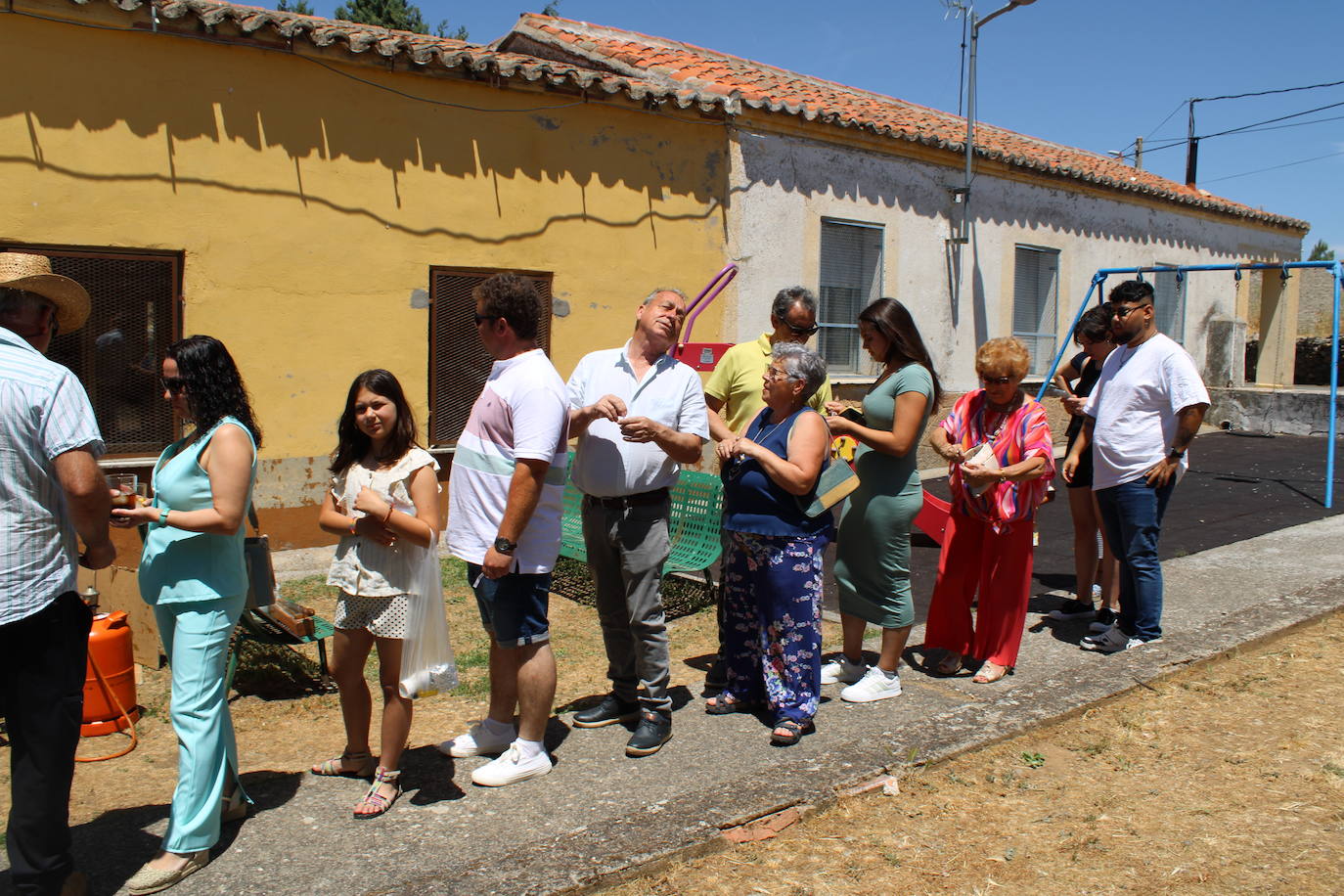 Los vecinos de La Tala disfrutan de la comida de las fiestas