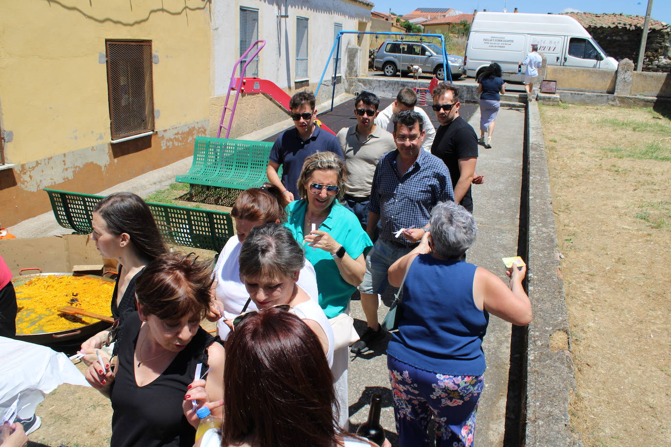 Los vecinos de La Tala disfrutan de la comida de las fiestas