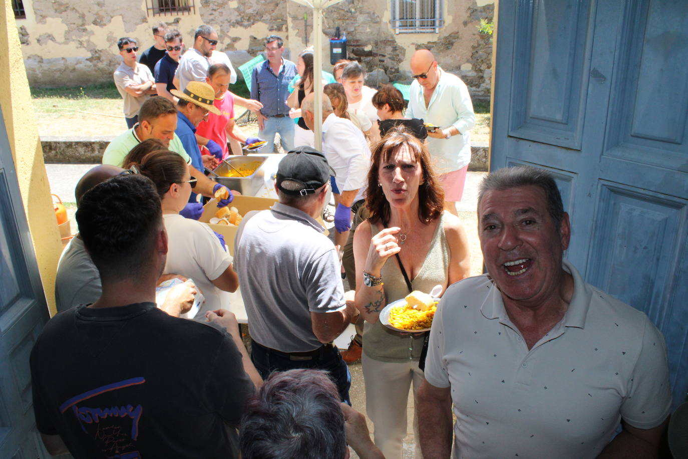Los vecinos de La Tala disfrutan de la comida de las fiestas