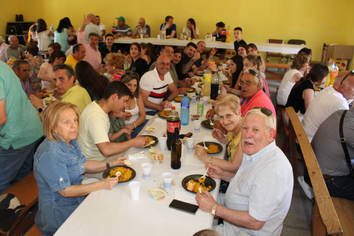 Los vecinos de La Tala disfrutan de la comida de las fiestas