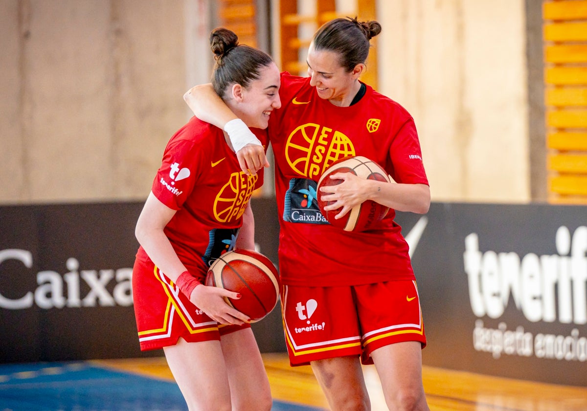 Gesto de complicidad entre Iyana Martín y Andrea Vilaró durante un entrenamiento.
