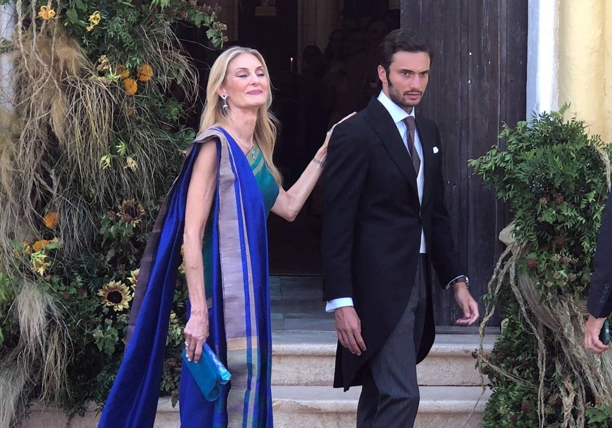 El novio, Jaime Sánchez, junto a su madre.