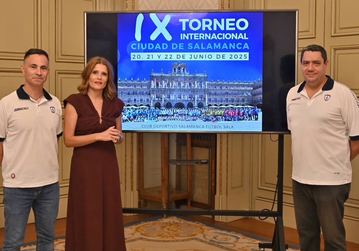 Almudena Parres, concejala de Deportes, junto a los organizadores del torneo Internacional Ciudad de Salamanca en la presentación.