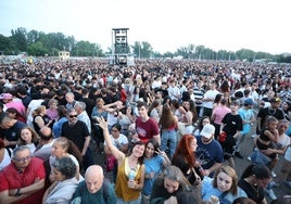 Miles de personas esperan el concierto de Panorama en La Aldehuela.