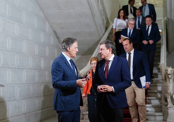 El alcalde de Salamanca, Carlos García Carbayo, y el consejero de Economía, Carlos Fernández Carriedo, este lunes en el Consistorio.