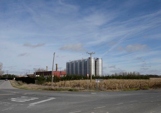La fábrica de grasas instalada junto al término municipal de Villamayor.