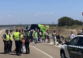 Guardia Civil, junto al autobús volcado.