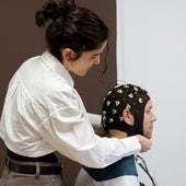 Medición de la actividad cerebral durante el desarrollo de las pruebas.