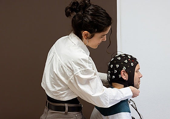 Medición de la actividad cerebral durante el desarrollo de las pruebas.