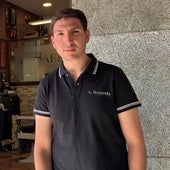 Eritz Perales, actual dueño de La Barbería de Salamanca, de las más antiguas de la ciudad, ubicada en la Plaza de la Fuente, posa en la entrada del local.